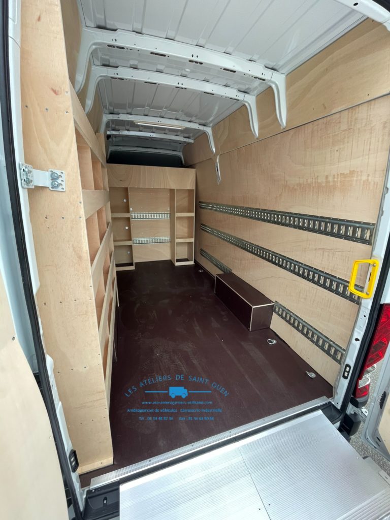 Daily en bois sur mesure avec rails d'arrimage étagère gauche et étagère dos de cloison