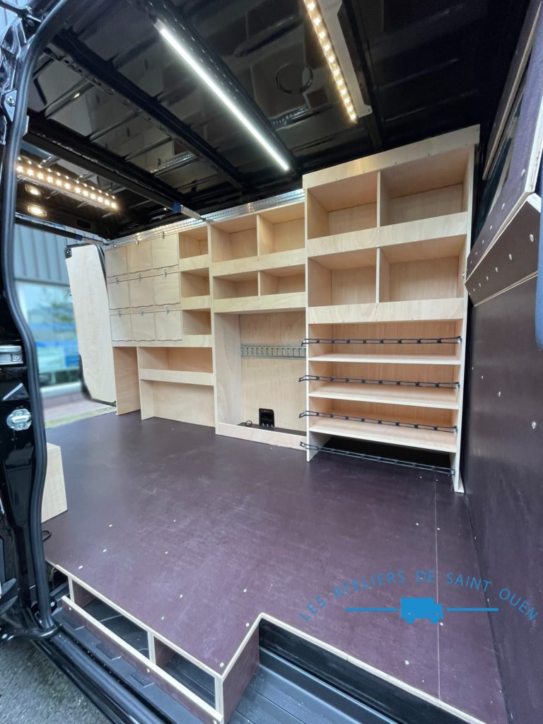 Véhicule avec aménagement bois complet sur mesure