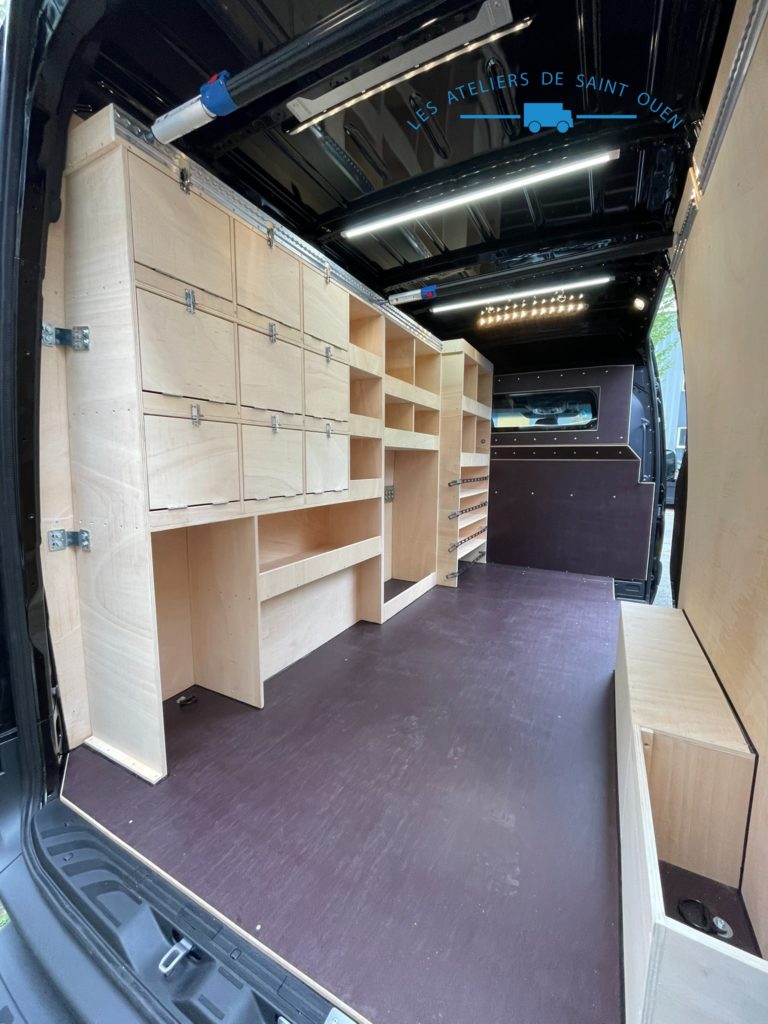 Véhicule avec aménagement bois complet sur mesure