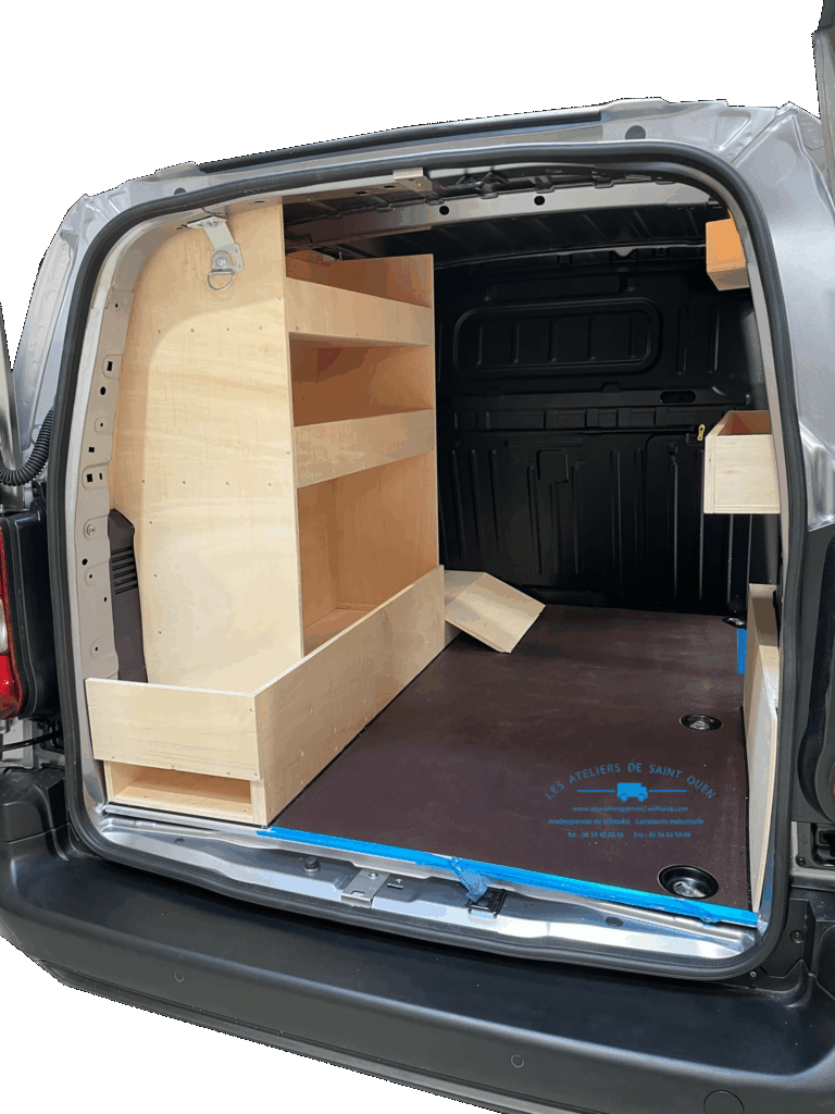 Véhicule aménagé d'étagères bois sur mesure et plancher antidérapant