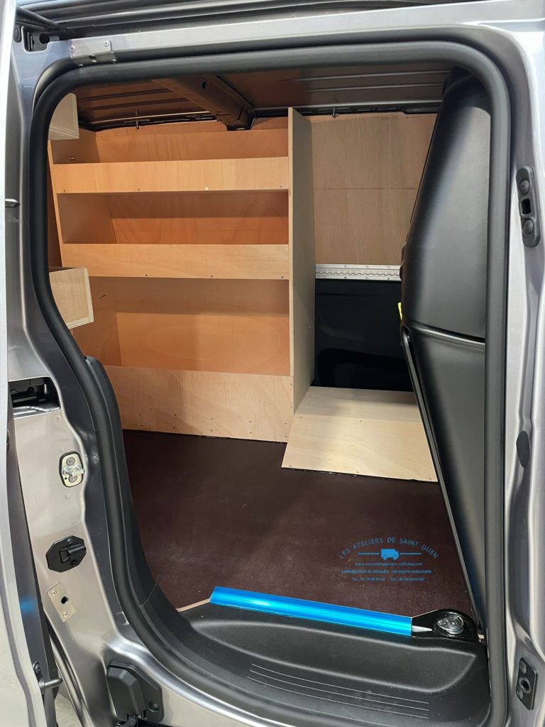 Véhicule aménagé d'étagères bois sur mesure et plancher antidérapant