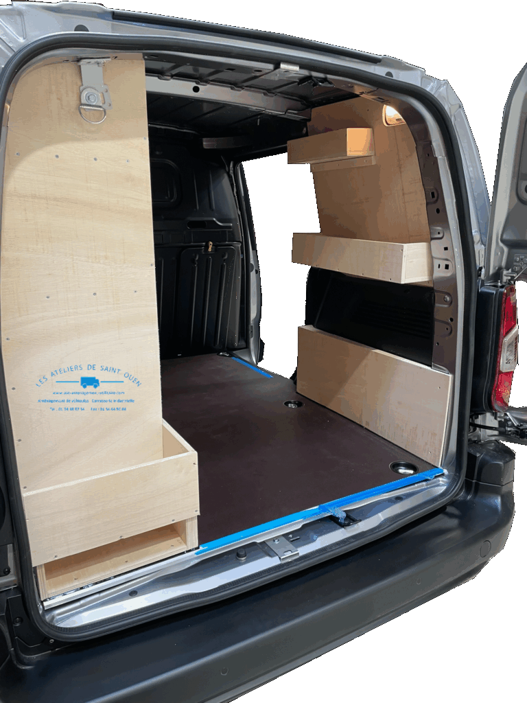Véhicule aménagé d'étagères bois sur mesure et plancher antidérapant