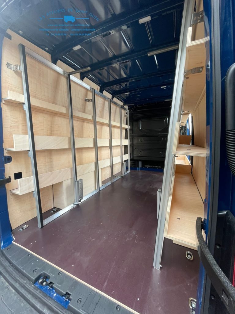Véhicule aménagé sur mesure avec étagère et pupitre intérieur