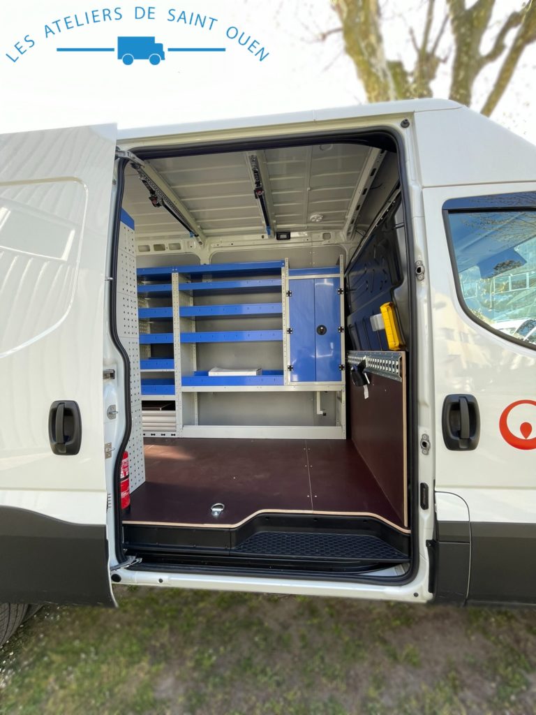 Daily sur mesure avec mobilier métallique, rail d'arrimage et plancher antidérapant
