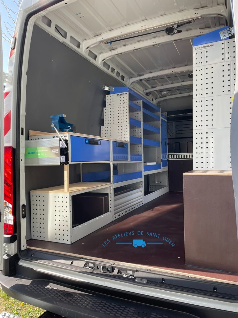 Daily sur mesure avec mobilier métallique, établi, convertisseur et plancher antidérapant