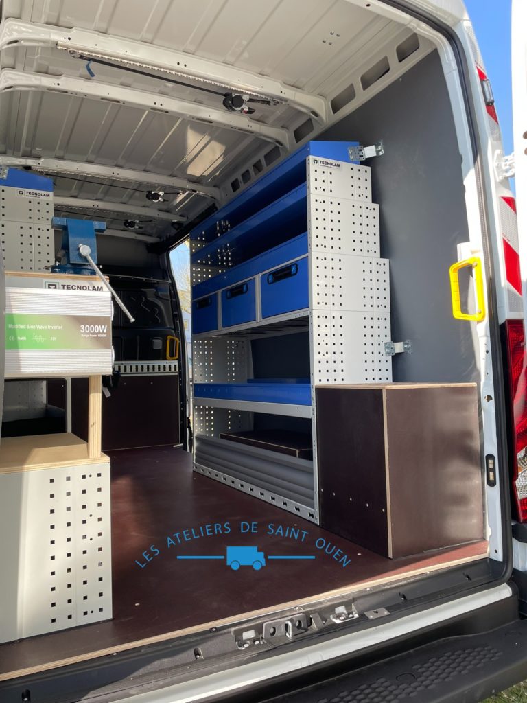 Daily sur mesure avec habillage polypropylène, mobilier métallique, établi, convertisseur et plancher antidérapant