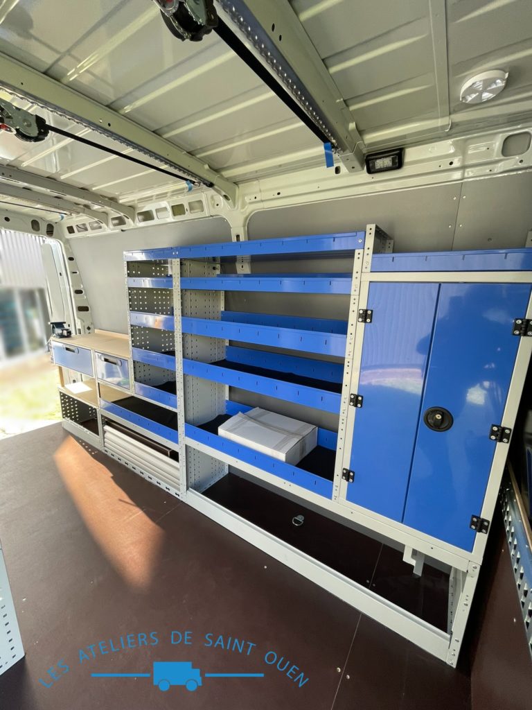 Daily sur mesure avec habillage polypropylène, mobilier métallique, établi et plancher antidérapant