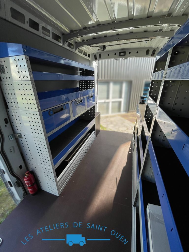 Daily sur mesure avec habillage polypropylène, mobilier métallique et plancher antidérapant