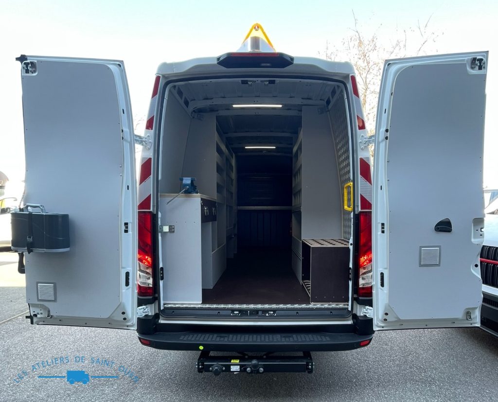 Daily aménagé en cp filmé gris sur mesure avec établie et range outils