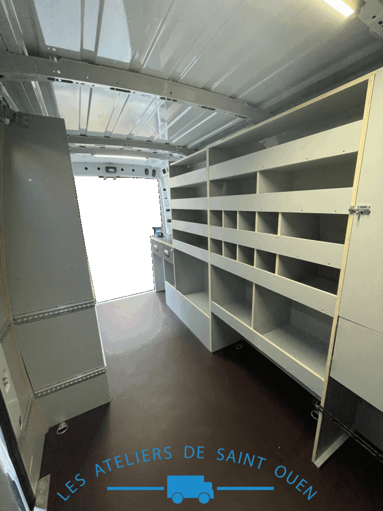 Daily aménagé en cp filmé gris sur mesure avec établie, rail aéroquip et plancher antidérapant