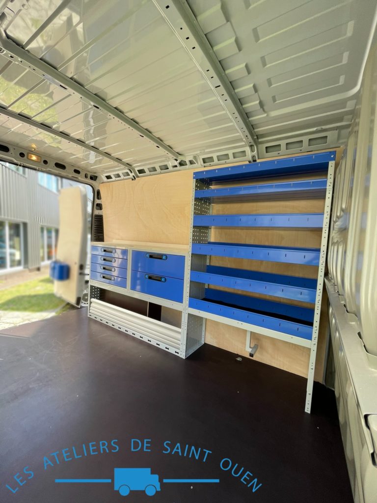 Véhicule aménagé d'un habillage bois avec plancher antidérapant et mobilier métallique