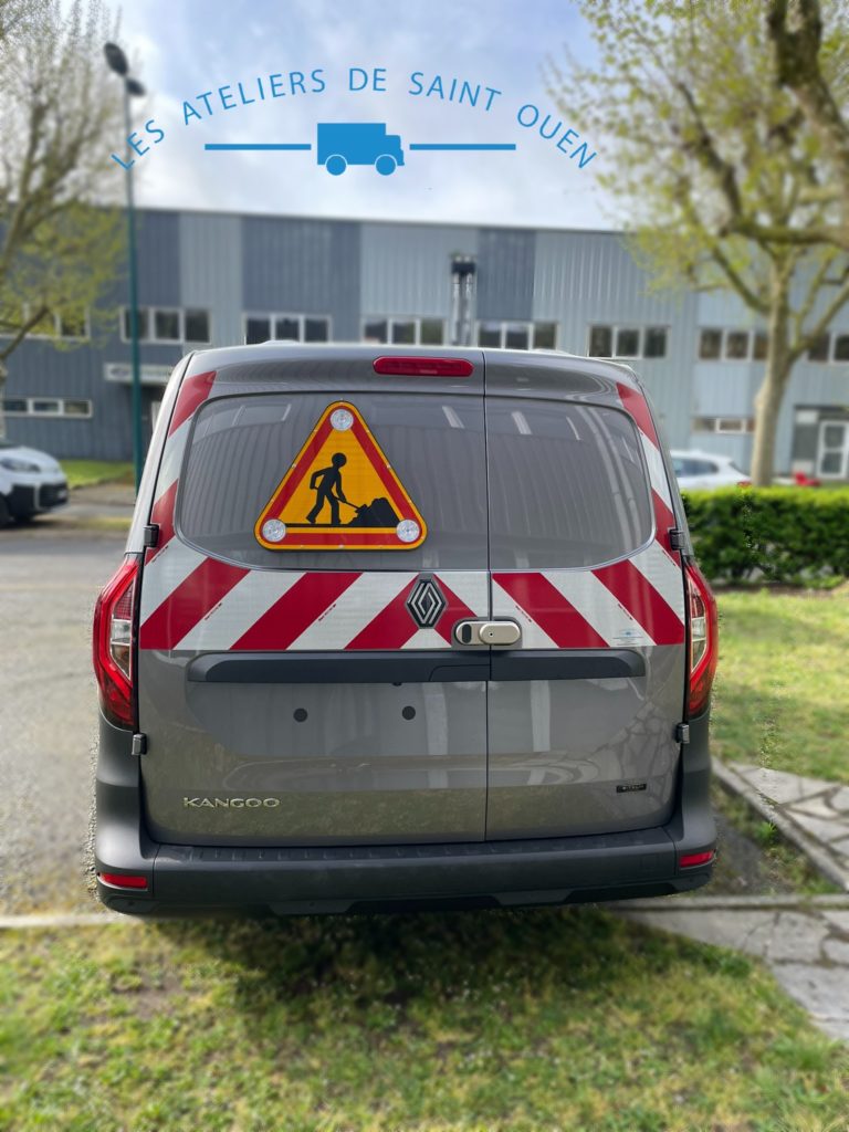 Véhicule équipé d'un triflash sur porte arrière, bandes réfléchissantes et gatelock
