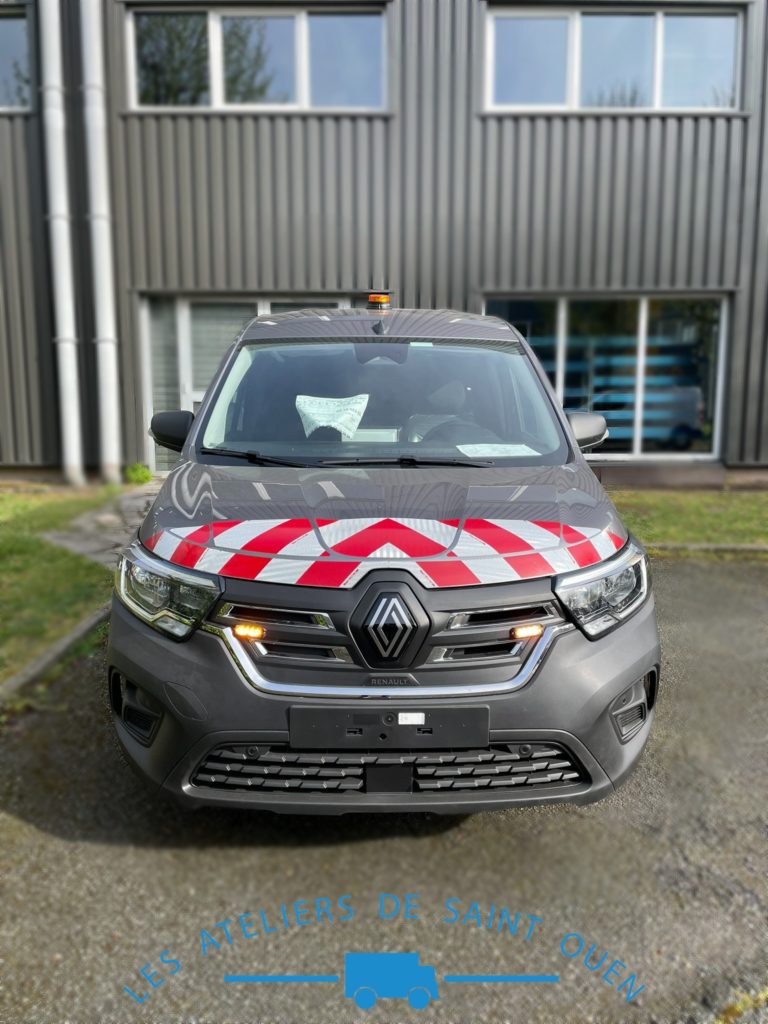 Véhicule équipé d'un gryroled orange, de feux flashant et de bandes réfléchissantes