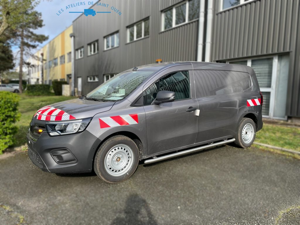Véhicule équipé d'un gryroled orange, de feux flashant, de bandes réfléchissantes et tubes latéraux