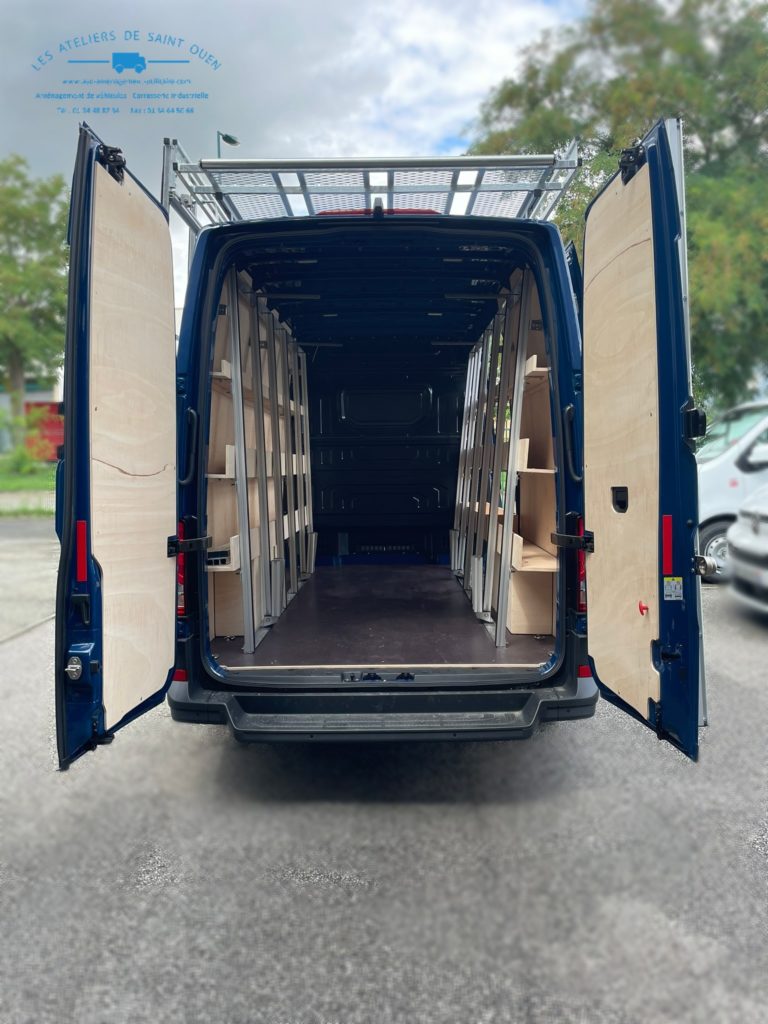 Véhicule équipe d'une galerie avec pupitre intérieur en acier galvanisé et aménagement bois sur mesure