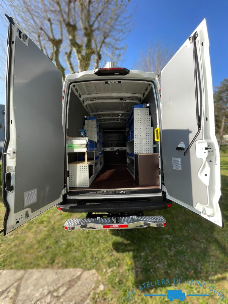 Daily aménage d'un habillage polypropylène avec plancher antidérapant, marche pied acier, mobilier métallique et Mul T Lock