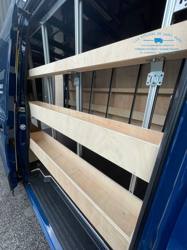 Véhicule aménagé sur mesure avec étagère et pupitre intérieur