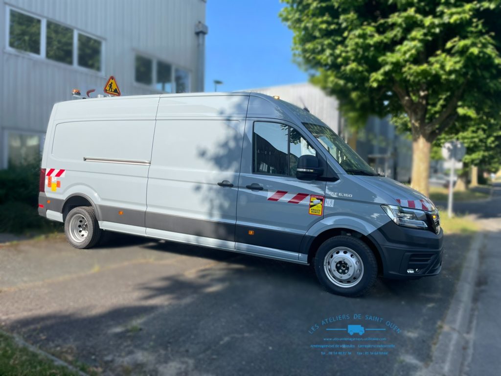 Véhicule avec gyroled orange sur pavillon, bandes réfléchissante et barre triflash avec gyroleds