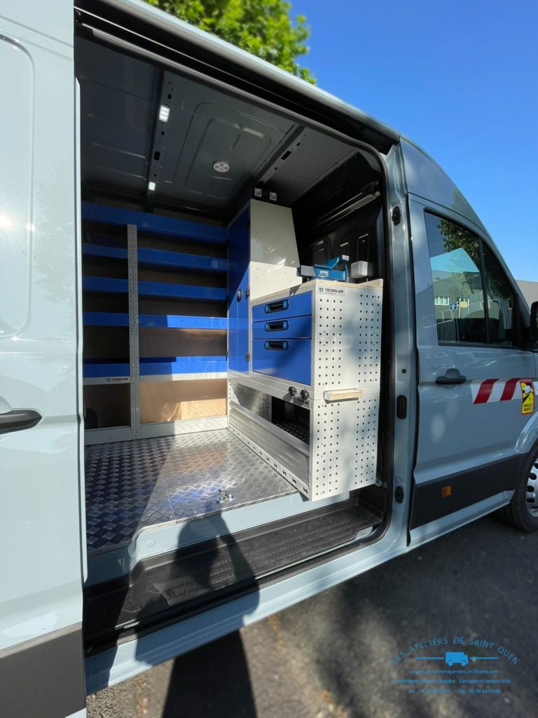 Aménagement spécifique avec plancher en recouvrement aluminium et mobilier métallique