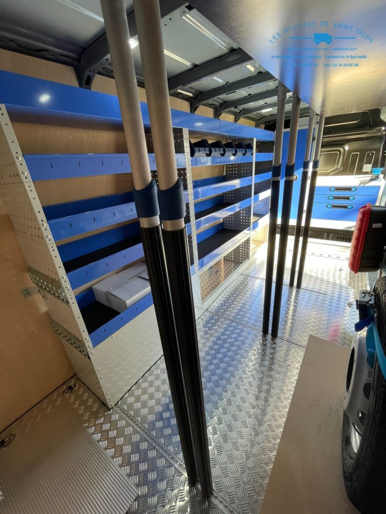 Aménagement spécifique avec plancher en recouvrement aluminium et mobilier métallique