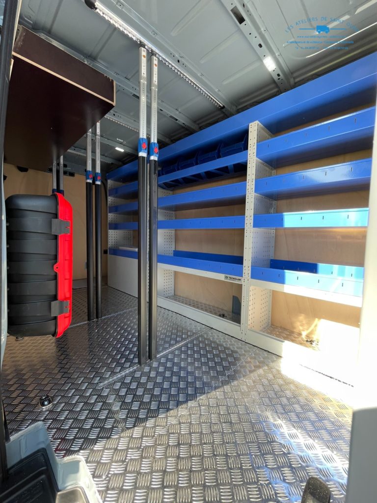 Aménagement spécifique avec plancher en recouvrement aluminium et mobilier métallique
