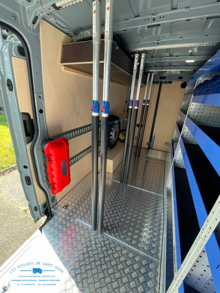 Aménagement spécifique avec plancher en recouvrement aluminium et mobilier métallique