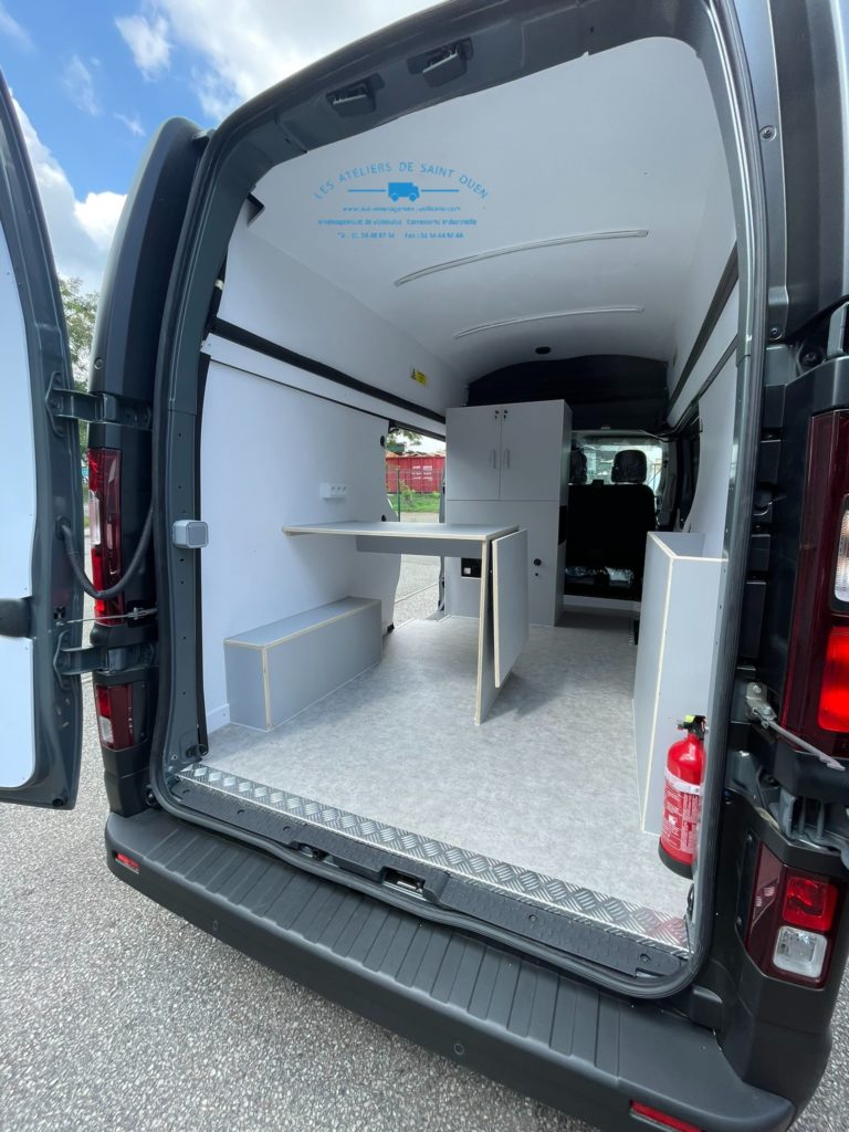 Aménagement spécifique en cp filmé gris avec tablette rabattable