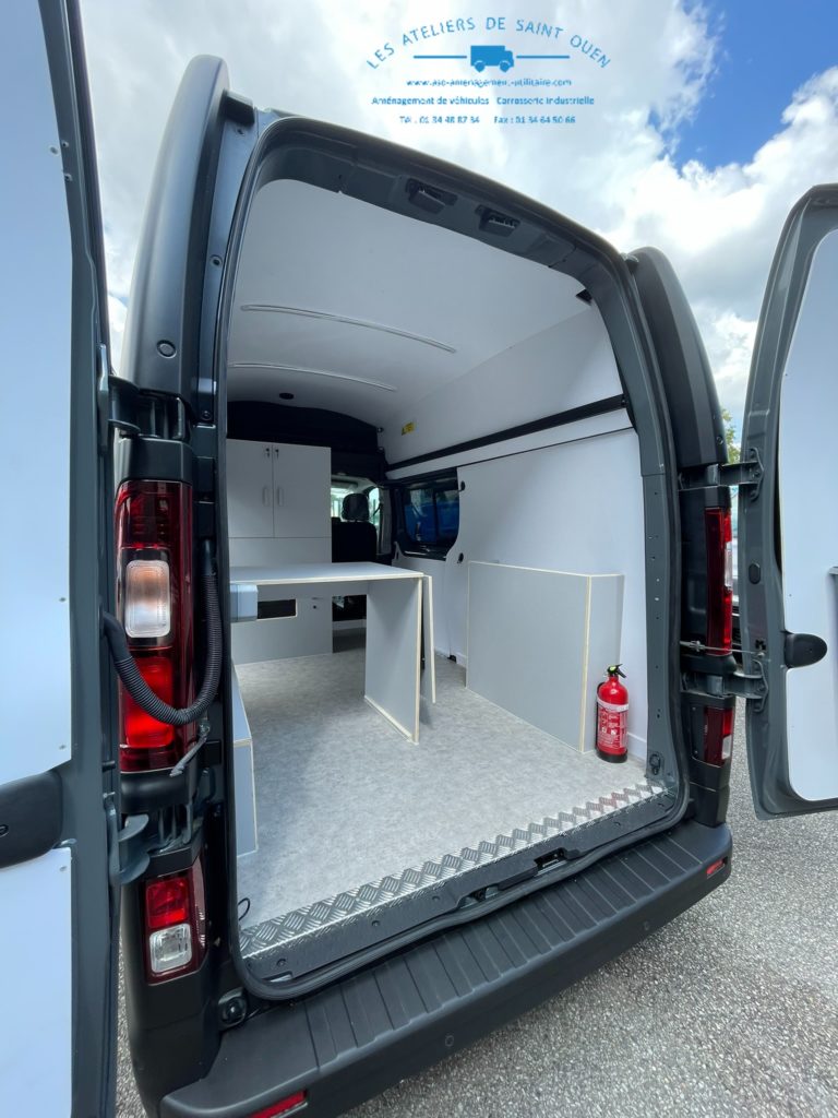 Aménagement spécifique en cp filmé gris avec tablette rabattable