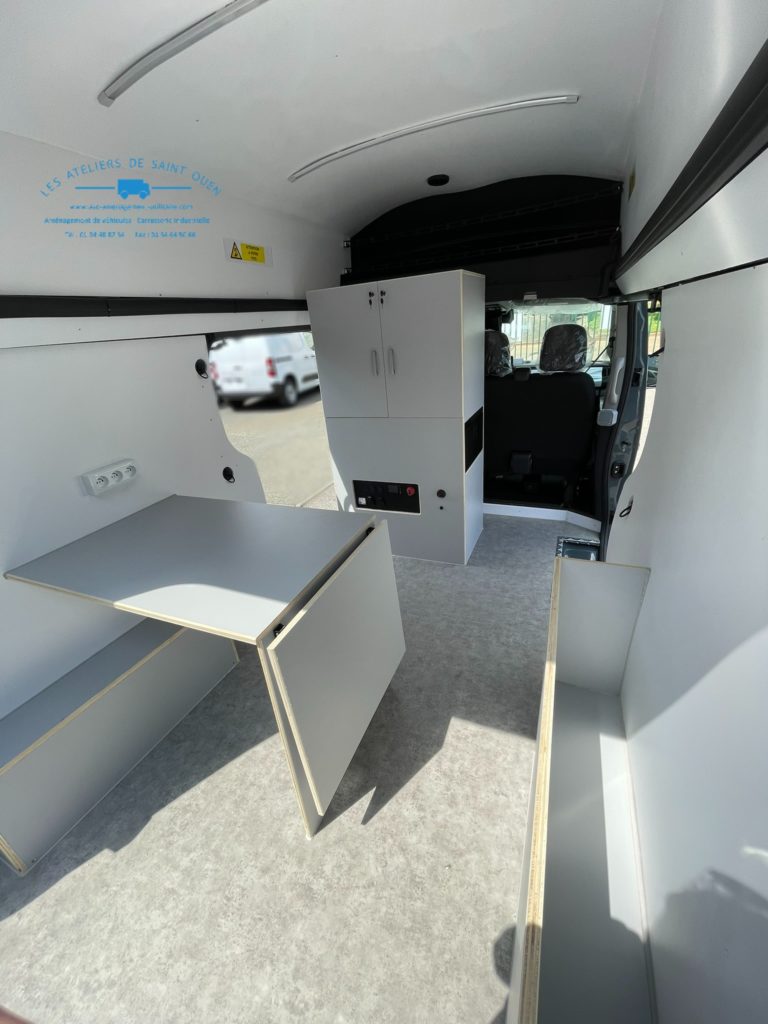 Aménagement spécifique en cp filmé gris avec tablette rabattable