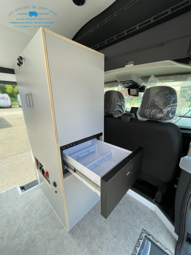 Aménagement spécifique en cp filmé gris avec frigo Wesbasto