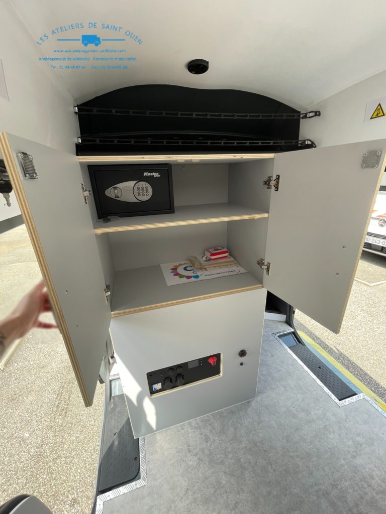 Aménagement spécifique en cp filmé gris avec coffre fort