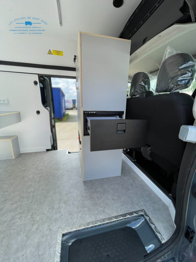 Aménagement spécifique en cp filmé gris avec frigo Webasto