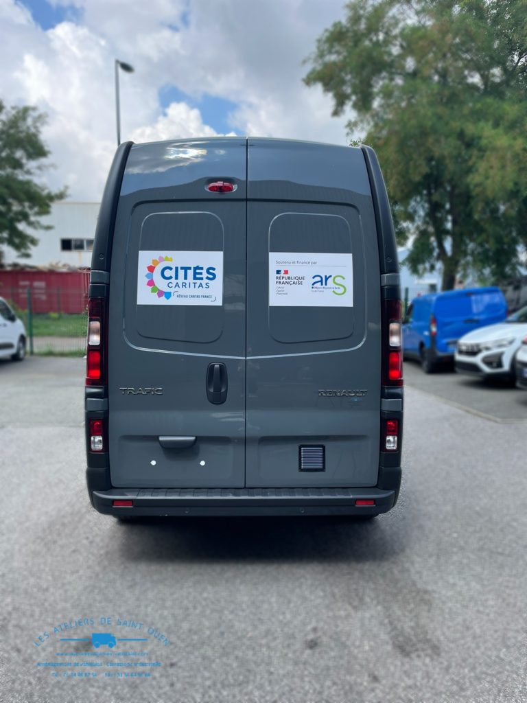 Trafic L2H2 avec vitres opaques et flocage