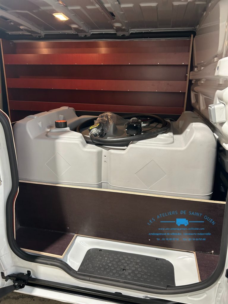 Aménagement pour véhicule ravitailleur avec bois cp filmé brun clair et cuve GNR