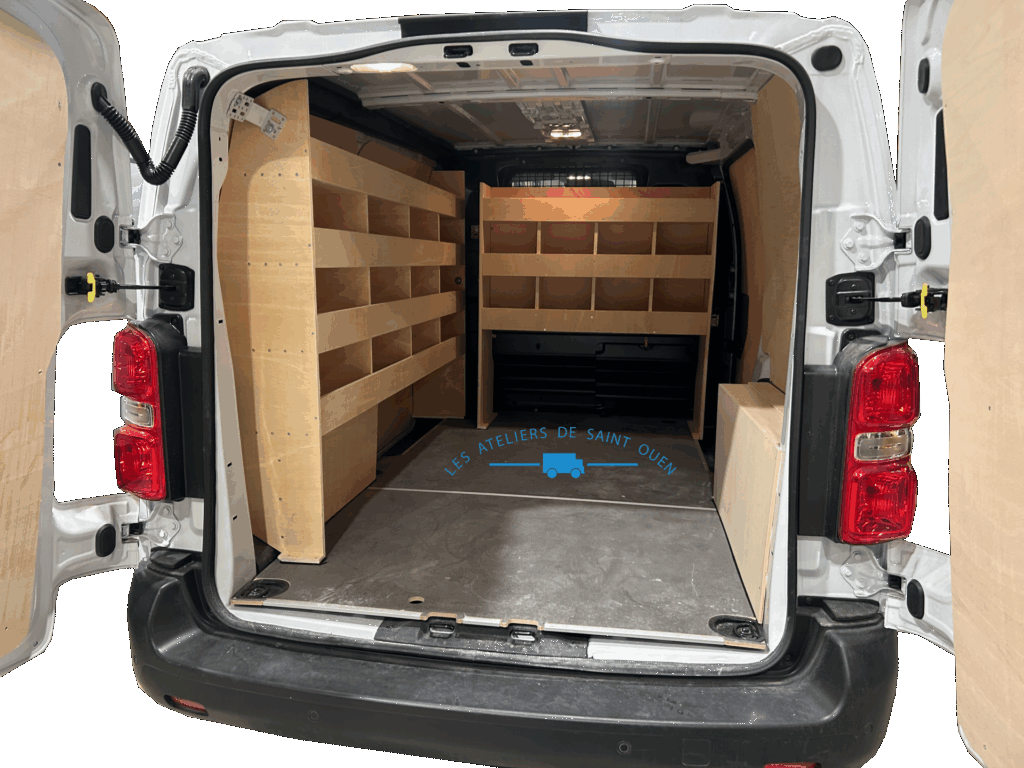 Véhicule aménagé d'un habillage bois avec étagères standard