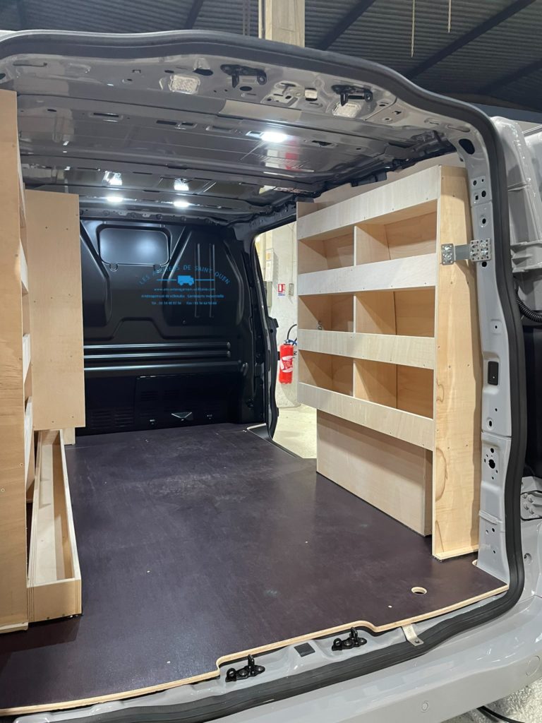 Custom avec aménagement bois sur mesure