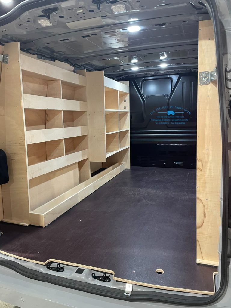 Custom avec aménagement bois sur mesure