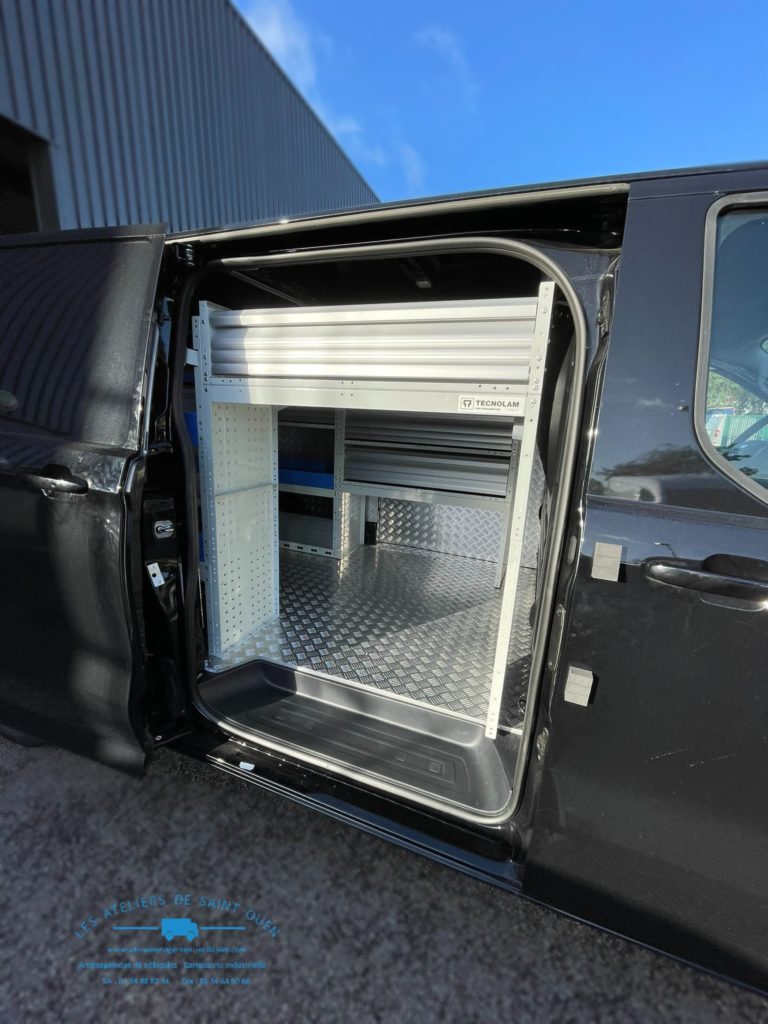 Aménagement d'un Custom avec recouvrement aluminium strié et mobilier métallique