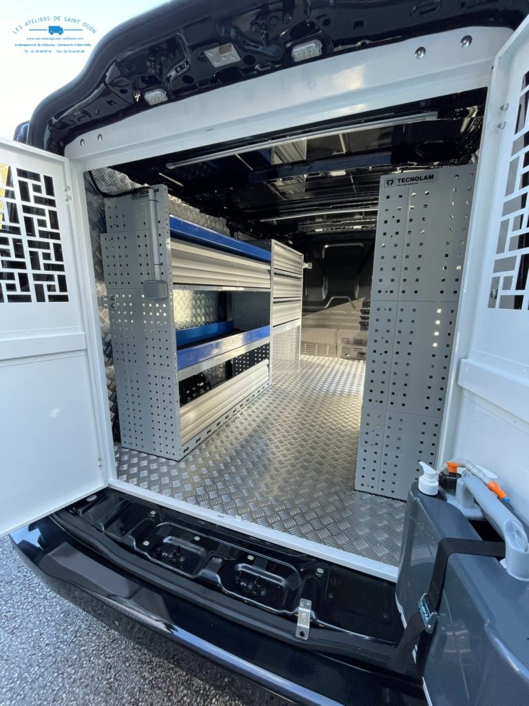 Aménagement d'un Custom avec recouvrement aluminium strié et mobilier métallique