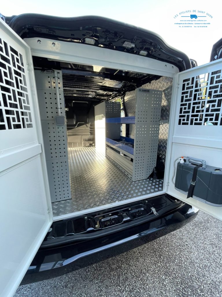 Aménagement d'un Custom avec recouvrement aluminium strié et mobilier métallique