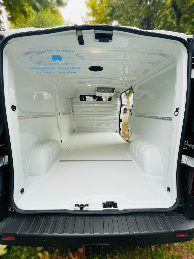 RENAULT TRAFIC habillé d'un Kit COVER avec rails d'arrimage aéro et équipé d'une extension de climatisation chaud/froid avec commandes dans le poste de conduite