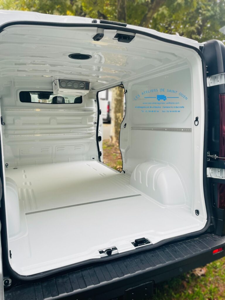 RENAULT TRAFIC habillé d'un Kit COVER avec rails d'arrimage aéro et équipé d'une extension de climatisation chaud/froid avec commandes dans le poste de conduite
