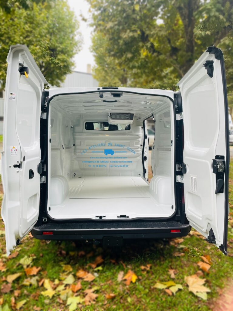 RENAULT TRAFIC habillé d'un Kit COVER avec rails d'arrimage aéro et équipé d'une extension de climatisation chaud/froid avec commandes dans le poste de conduite