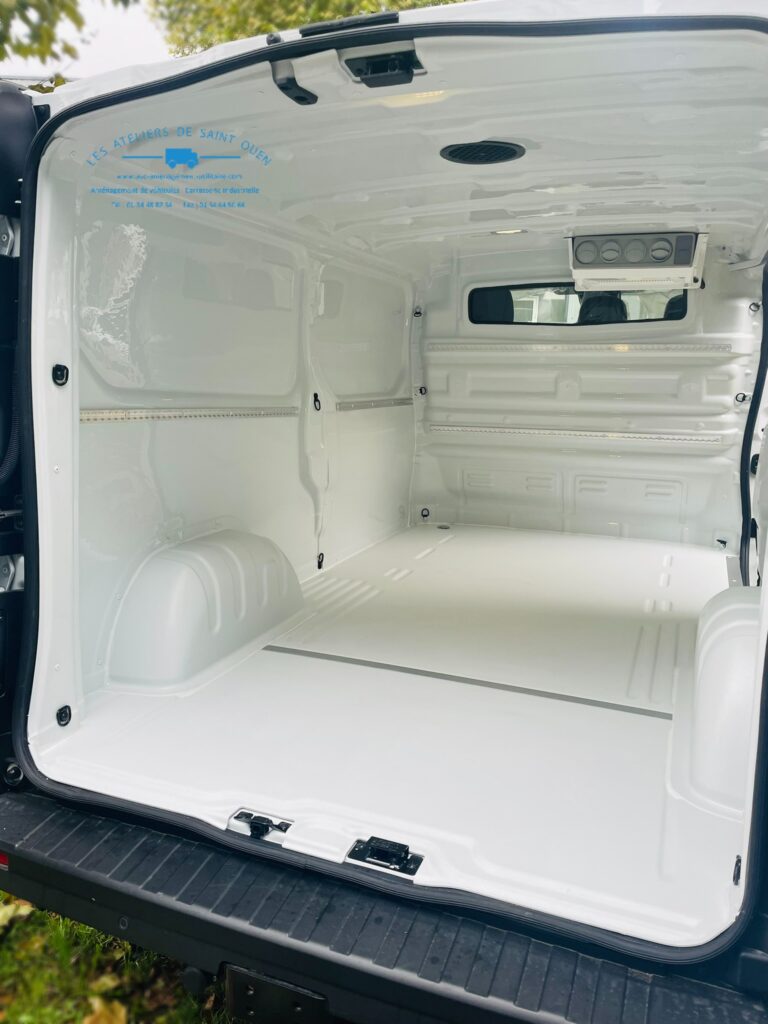 RENAULT TRAFIC habillé d'un Kit COVER avec rails d'arrimage aéro et équipé d'une extension de climatisation chaud/froid avec commandes dans le poste de conduite