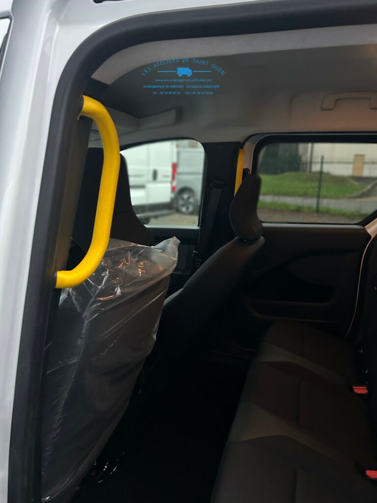 Renault Kangoo équipé d'une poignée d'aide au montoir du véhicule