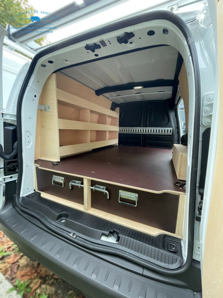 Kangoo aménagé d'un double plancher avec tiroir et étagère gauche