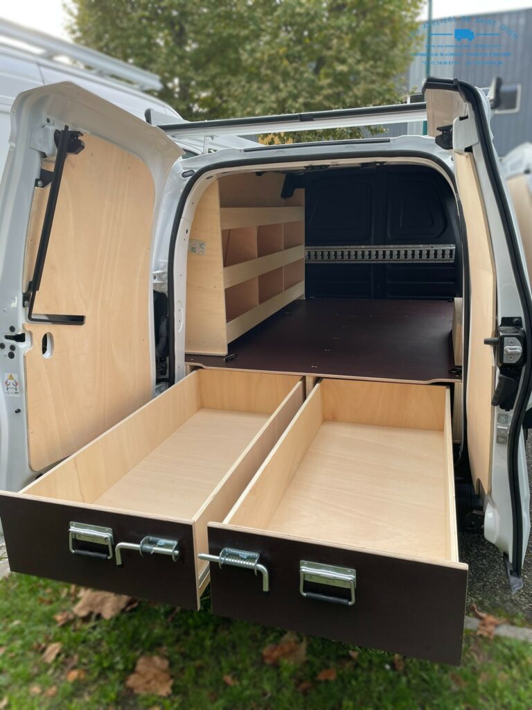 Kangoo aménagé d'un double plancher avec tiroir et étagère gauche
