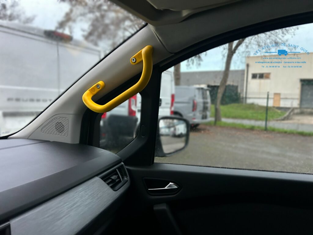 Renault Kangoo équipé d'une poignée d'aide au montoir du véhicule