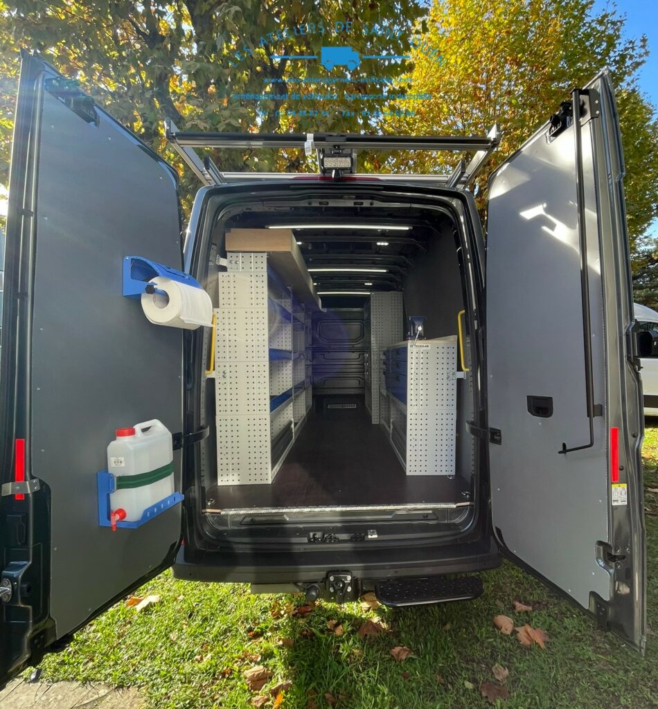 Tge équipé d'un habillage bois en CP gris avec mobilier métallique et kit hygiène