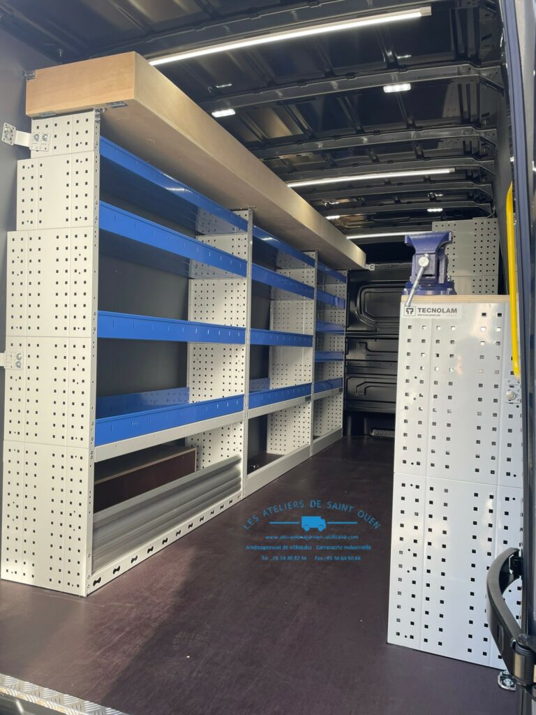 Tge équipé d'un habillage bois en CP gris avec mobilier métallique